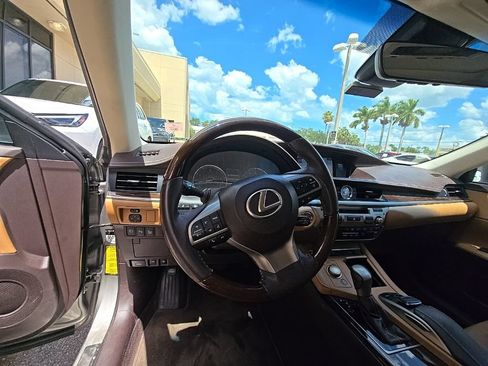 Used 2016 Lexus ES 350 w/ Luxury Package w/Wood Trim FWD image 19