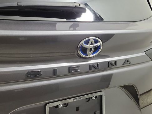 Used 2025 Toyota Sienna XLE FWD image 9