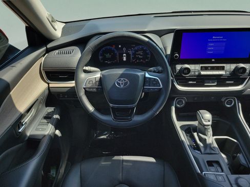 Used 2025 Toyota Grand Highlander AWD image 18