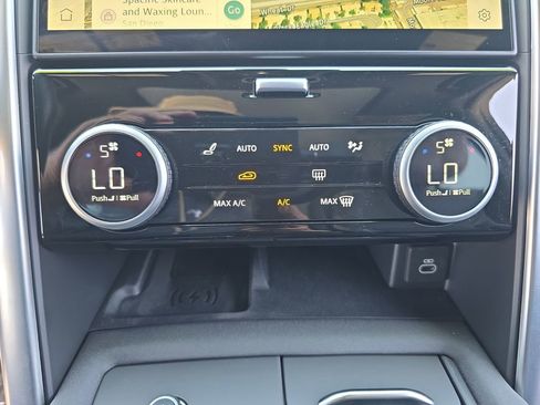 Certified 2024 Land Rover Discovery Metropolitan Edition AWD/4WD image 26