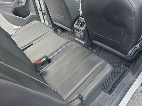 Used 2022 Volkswagen Tiguan SE FWD image 11