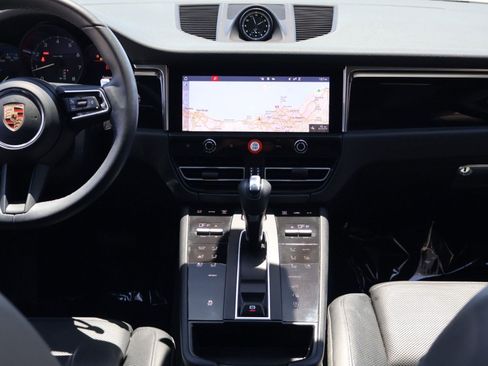 Certified 2024 Porsche Macan AWD/4WD image 20