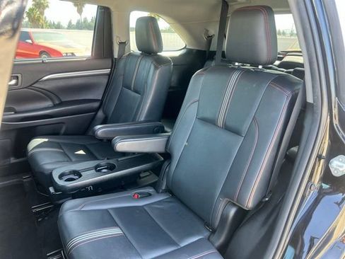 Used 2019 Toyota Highlander SE AWD/4WD image 19