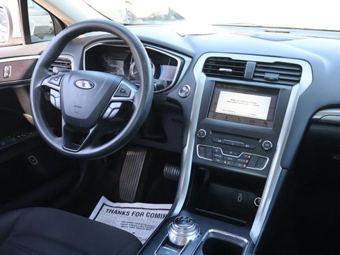 Used 2018 Ford Fusion SE FWD image 12