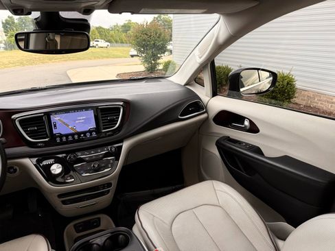 Used 2017 Chrysler Pacifica Limited FWD image 38