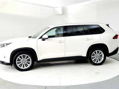 Used 2024 Toyota Grand Highlander Platinum image 3