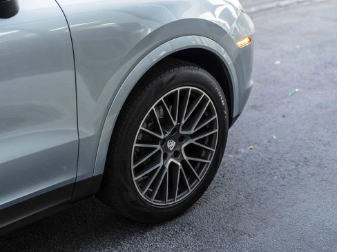 Used 2020 Porsche Cayenne AWD/4WD image 17