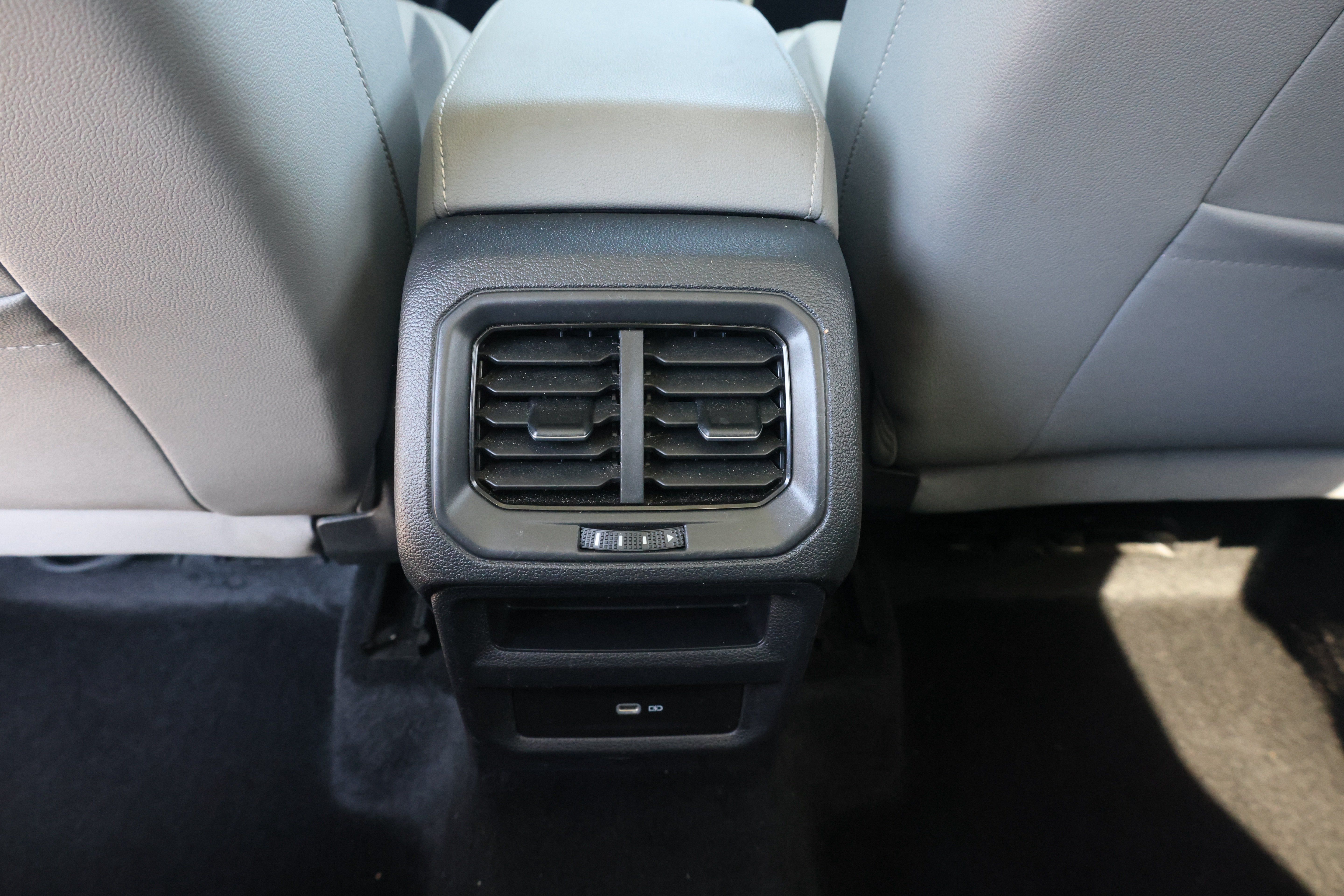 Used 2022 Volkswagen Taos SE w/ Panoramic Sunroof Package FWD image 15