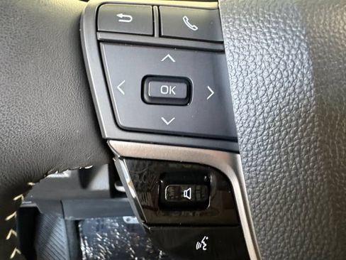 Used 2025 Toyota Camry SE w/ Convenience Package FWD image 7