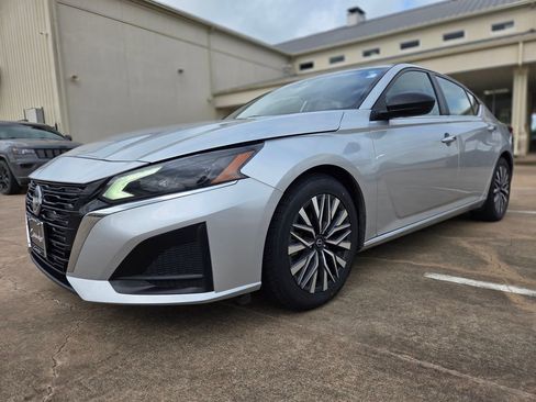 Used 2024 Nissan Altima 2.5 SV FWD image 1