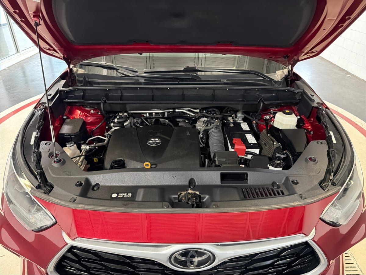 Used 2022 Toyota Highlander LE AWD/4WD image 11