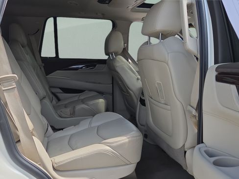 Used 2015 Cadillac Escalade Luxury AWD/4WD image 16