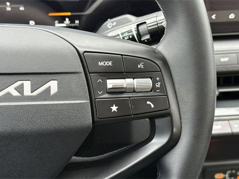 Certified 2025 Kia K4 EX image 30