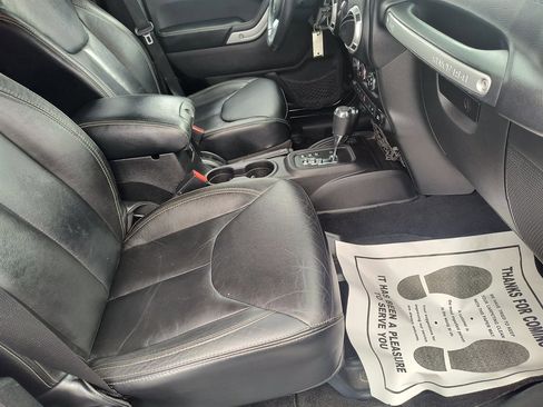 Used 2014 Jeep Wrangler Unlimited Rubicon image 29