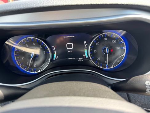 Used 2025 Chrysler Pacifica Limited FWD image 40