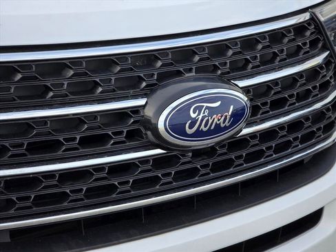 Used 2020 Ford Explorer XLT w/ Class III Trailer Tow Package AWD/4WD image 13