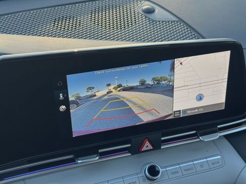 Used 2025 Hyundai Elantra Limited image 17