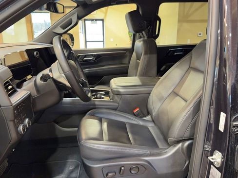 Used 2025 Chevrolet Suburban Z71 image 11