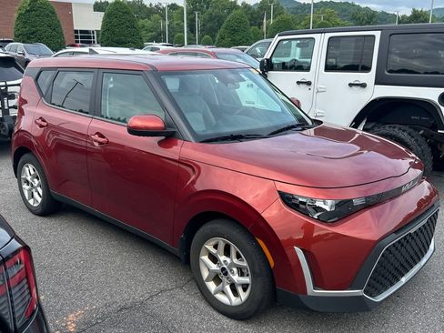 Certified 2023 Kia Soul LX w/ LX Technology Package FWD image 9