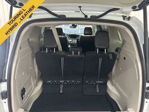 Used 2023 Chrysler Pacifica Touring-L FWD image 12
