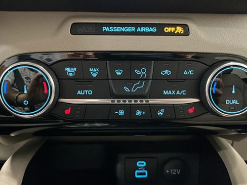 Used 2022 Ford Escape Titanium AWD/4WD image 18