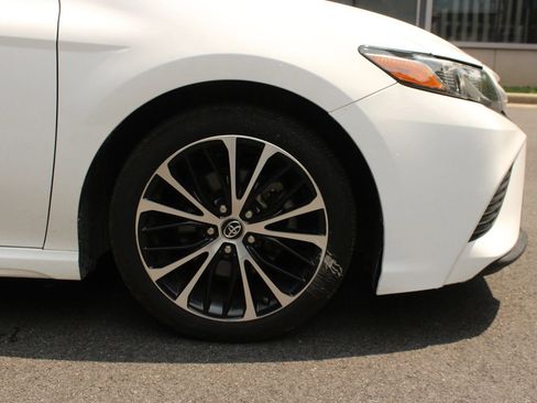 Used 2019 Toyota Camry SE FWD image 3