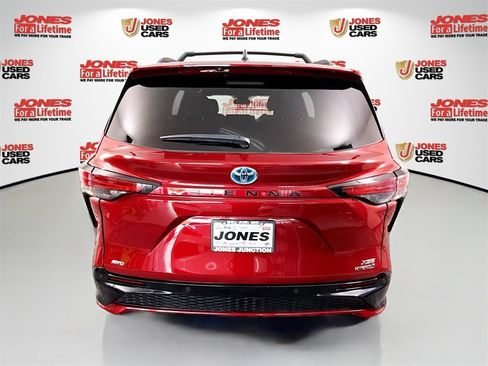 Certified 2022 Toyota Sienna XSE image 18