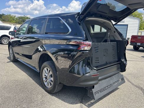 Used 2023 Toyota Sienna XLE FWD image 6