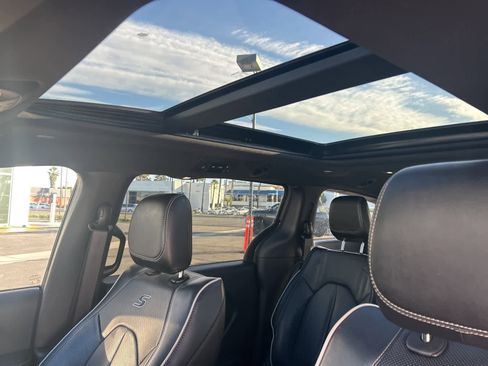 Used 2022 Chrysler Pacifica Limited w/ S Appearance Package image 19