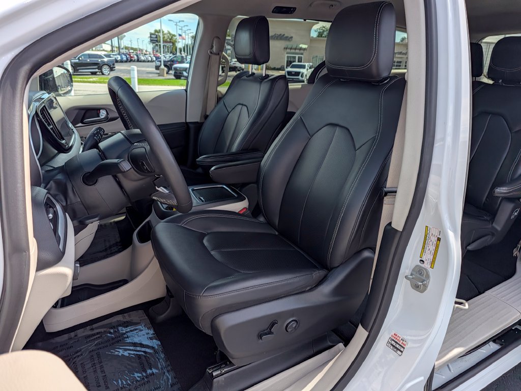 Used 2024 Chrysler Pacifica Touring-L FWD image 11