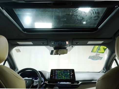 Used 2021 Toyota Sienna Limited image 29