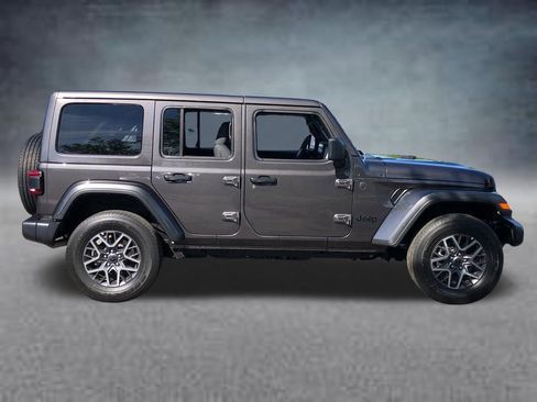 Used 2025 Jeep Wrangler Unlimited Sahara AWD/4WD image 13