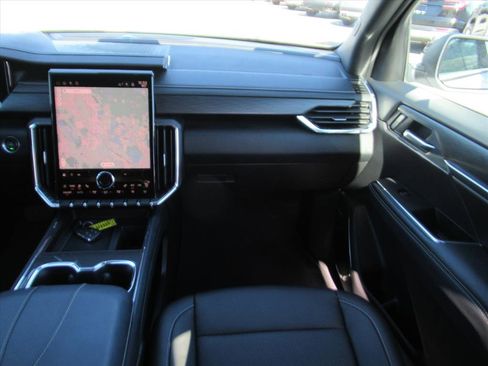 Used 2025 GMC Acadia Elevation image 13