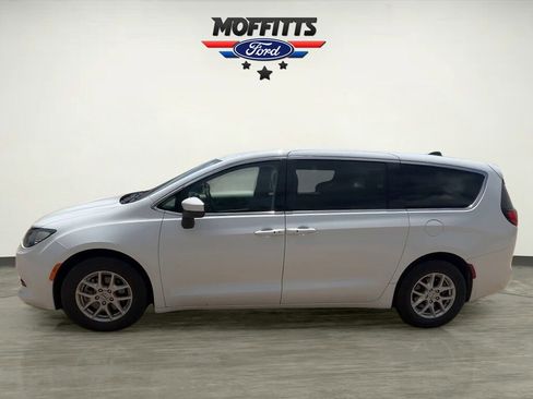 Used 2023 Chrysler Voyager LX FWD image 2