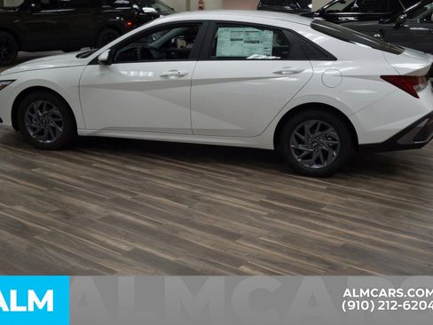 Certified 2024 Hyundai Elantra Blue image 10