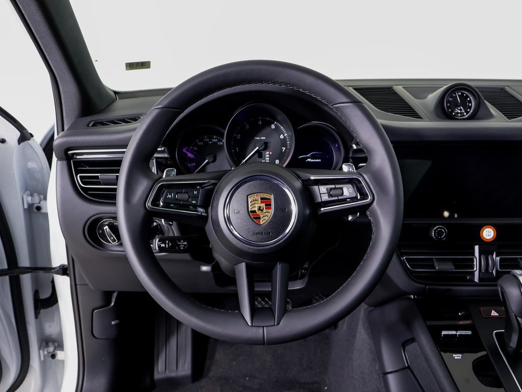 Certified 2025 Porsche Macan AWD/4WD image 10