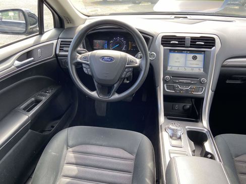 Used 2018 Ford Fusion SE w/ Fusion SE Technology Package FWD image 13