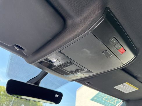 Used 2023 Volkswagen Atlas Cross Sport SE image 28