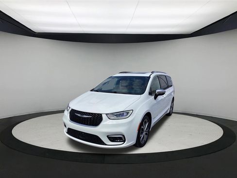 Used 2025 Chrysler Pacifica Pinnacle w/ Trailer Tow Group FWD image 4