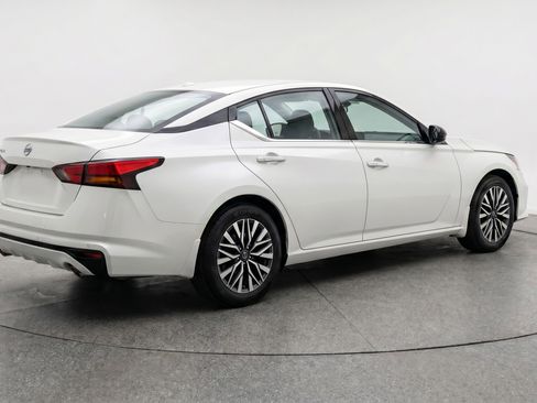 Used 2025 Nissan Altima 2.5 SV FWD image 9