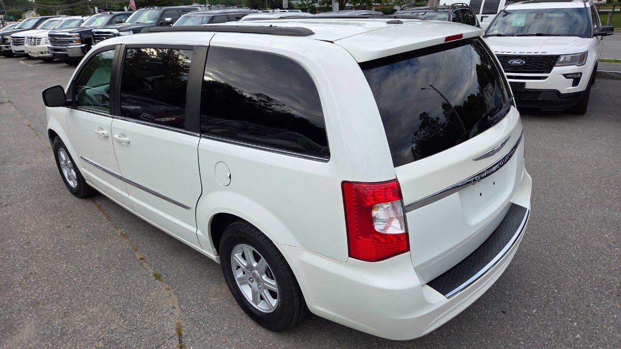 Used 2011 Chrysler Town & Country Touring FWD image 10