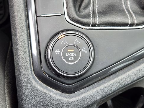 Used 2022 Volkswagen Tiguan SE image 22