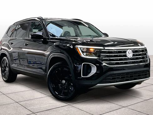 Used 2025 Volkswagen Atlas SE w/ Black Wheel Package image 2