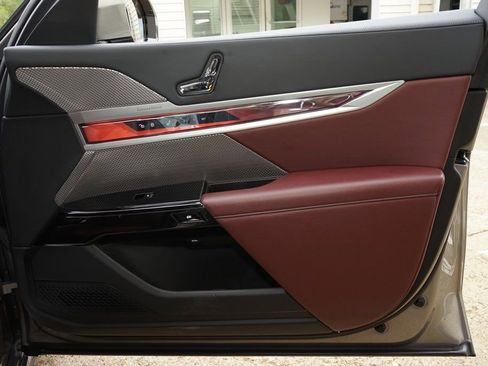 Used 2023 BMW 740i w/ Executive Package image 29