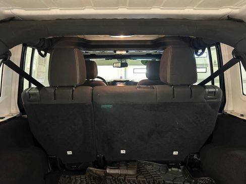 Used 2015 Jeep Wrangler Unlimited Sahara w/ Connectivity Group AWD/4WD image 31
