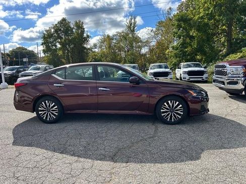 Used 2023 Nissan Altima 2.5 SV image 2