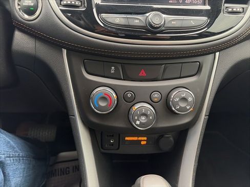 Used 2022 Chevrolet Trax LT w/ LT Convenience Package image 23