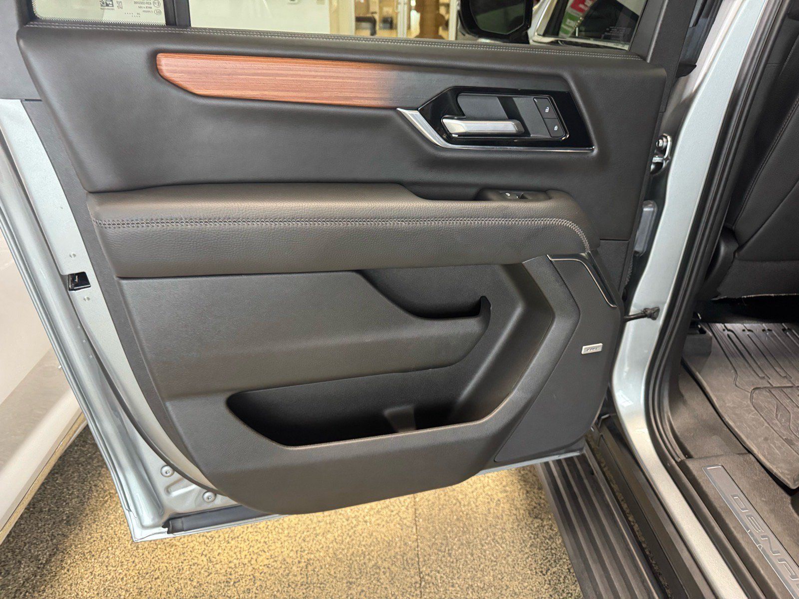 Used 2025 GMC Yukon XL Denali w/ Sun & Power Step Package AWD/4WD image 12