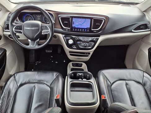 Used 2017 Chrysler Pacifica Touring-L w/ Tire & Wheel Group image 3