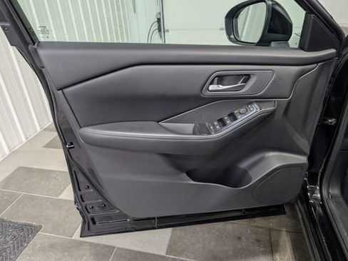 Used 2025 Nissan Rogue SV image 12